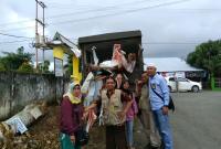 Panwascam Kota Bengkulu tertibkan APK Parpol langgar aturan, Jumat (17/11/23).