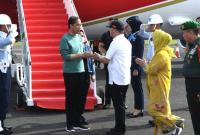 Presiden Jokowi Saat Tiba dari Pesawat di Bandara Bengkulu Disambut Gubernur Rohidin dan Jajaran Foto./Dok VOI
