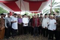 Gubernur Lakukan Peletakan Batu Pertama Pembangunan Masjid Al Malik RT 09 Kelurahan Pasar Baru Kecamatan Kota Manna Kabupaten Bengkulu Selatan, Sabtu (18/2).