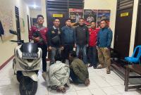 Dua orang pria berinisial DE (44) dan DF (21) warga Desa Tanjung Heran Kecamatan Sindang Beliti Ulu Kabupaten Rejang Lebong, diamankan petugas Polsek Lebong Selatan Polres Lebong Polda Bengkulu, lantaran melakukan tindak pidana pencurian dengan pemberatan (Curat).  Kapolres Lebong Polda Bengkulu AKBP Awilzan, S.I.K., melalui Kapolsek Lebong Selatan