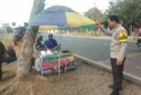 Bhabinkamtibmas Kelurahan Pekan Sabtu Polsek Selebar Polresta Bengkulu Polda Bengkulu, Aipda Syahreza Fahlepi mengisi waktu kosongnya dengan melaksanakan samabng silaturahmi kepada pedagang kaki lima