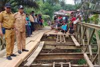  Ketegangan sempat mewarnai kehadiran tim Dinas PU Bengkulu Utara saat melaksanakan peninjauan terhadap kerusakan jembatan di Desa Air Putih, Kecamatan Marga Sakti Sebelat  pada Senin (28/8) siang