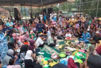 Dipimpin oleh pemangku adat setempat, jalannya sedekah bumi berjalan khidmat dan kental nuansa desa, mengingat seserahan dan peralatan sedekah berisi berbagai makanan khas, buah-buahan, hasil tani dan ornamen khusus warga desa setempat.