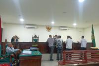 Made Sukiade, SH Kuasa Hukum terdakwa dr RA yang selaku Kepala Puskesmas menanggapi beberapa keterangan dalam persidangan dalam hal ini dihadiri Termohon Polda Bengkulu. Menurut Made, penyidik Tipikor Polda Bengkulu dalam menangani perkara ini telah melanggar prosedur hukum sesuai aturan hukum Kitab Undang Undang Hukum Acara Pidana (KUHAP).