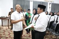 Tampak Bupati Bengkulu Selatan Gusnan Mulyadi saat Melantik dan Mengambil Sumpah Jabatan 35 Tenaga Kesehatan p3k Foto/Dok