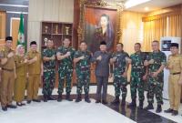Gubernur Rohidin usai terima Kunjungan Silaturahmi Panglima Komando Gabungan Wilayah Pertahanan I (Pangkogabwilhan) I Laksamana Madya TNI Irvansyah di Ruang Kerja Gubernur Bengkulu Foto/Dok