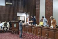 Foto: Gubernur Bengkulu menyerahkan nota pengantar kepada Ketua DPRD Provinsi Bengkulu.