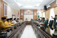 koordinasi Tim Peninjau Kesiapan Pembentukan dan Pembangunan Kodam Bengkulu dari Mabes AD bersama jajaran teknis Pemprov Bengkulu, di Ruang Rapat Lantai III Kantor Gubernur Bengkulu, Kamis (13/07). 