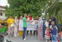 Manajemen PT Angkasa Pura II (Persero) Kantor Cabang Bandar Udara Fatmawati Sukarno Bengkulu pada perayaan Idul Adha 1444 Hijriah memotong dan membagikan hewan kurban sebanyak 3 ekor sapi dan 1 ekor kambing kepada masyarakat sekitar di lingkungan Bandara, Kota Bengkulu, Kamis (29/6/23).  Pemotongan hewan kurban dilakukan secara simbolis oleh Eksekutif General Manager AP II KC Bandara Fatmawati Soekarno Bengkulu Ngatimin K Murtono bersama jajarannya dan melakukan pemaketan untuk dibagikan langsung Ke Warga