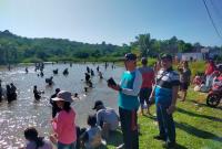  Sekretaris Daerah Bengkulu Selatan, Sukarni Dunip saat ikuti Tradisi Nangguak Ikan di Pagar Dewa