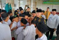 Gubernur Bengkulu Rohidin Mersyah disambut antusias oleh ratusan santri/santriwati Pondok Pesantren Pancasila Kota Bengkulu saat hadir pada kegiatan pengenalan sekolah bagi para santri baru, Jumat (14/07).