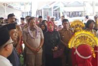  Ir. H. Mian Membagikan SK Guru Bantu Daerah (GBD) Sebanyak 357 Orang, Selasa (14/03/2023).