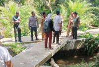 Kapolsek Pino Raya Polres Bengkulu Selatan Polda Bengkulu, Iptu Agus Apriwinata, S.H., M.H., dan Bhabinkamtibmas Aipda  Rendra.W mendampingi Tim verifikasi kecamatan dan pendamping desa langsung turun ke lokasi, Selasa (20/06/23).