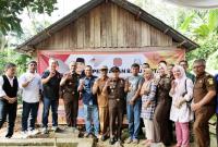 Kejati Bengkulu Bersama Real Estate Indonesia (REI) Pengurus DPD Bengkulu melakukan Program Bedah Rumah, Selasa (20/06/23).