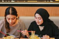 Pengunjung menikmati menu GOKANA Ramen.