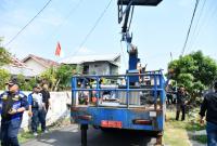 Dishub Pasang Lampu Penerangan Jalan di Perumahan Surabaya.