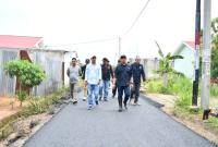 Wakil Walikota Bengkulu Dedy Wahyudi, Kepala Dinas PUPR Noprisman, Anggota DPRD kota Teuku Zulkarnain dan Dediyanto, Lurah Pematang Gubernur turun langsung meninjau pengaspalan di perumahan, Sabtu (1/4).