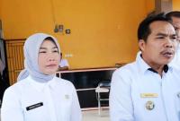 Sekda Kepahiang Dr. Hartono, M.Pd dan Kadis Dikbud Kepahiang, Nining Fawely Pasju, S.Pt MM. Saat diwawancarai awak media usai  lakukan pelantikan jabatan Fungsional guru pertama, Rabu (5/04/2023).