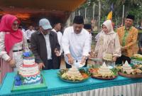 Bupati Bengkulu Utara potong tumpeng acara HUT transmigrasi Desa Air muring yg ke 41