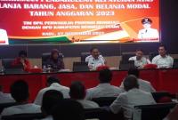 Ir H mian,membuka pelaksanaan entry meeting pemeriksaan pendahuluan kepatuhan atas belanja barang, jasa, dan belanja modal tahun anggaran 2023 oleh tim Badan Pemeriksa Keuangan (BPK) Provinsi Bengkulu, di ruang Command Center Bengkulu Utara, Rabu (27/09/2023).
