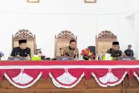 Waka ll Samsul Aswajar saat memimpin rapat dan didampin  Waka l Sugeng zunrio juga wakil Bupati Seluma Drs. Gustianto.