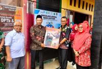 Pemkab BU menyerahkan bantuan untuk sekolah lansia