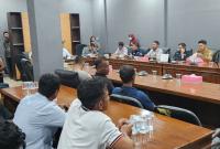  Kepala Divisi Pengamanan (Kadivpam) PT. Timah Tbk Wing Handoko Merespon Keinginan Warga Bakit, Selasa (14/2/23) Siang