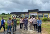 Kapolsek Enggano Bersama Tripika Lepas Keberangkatan Dandrem 041/Gamas di Bandara Enggano