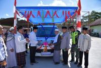 Sawahlunto Deri Asta, SH yang menghadiri penyerahan bantuan Mobil Ambulance kepada pengurus Masjid Nurul, Sabtu (03/06).