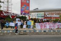 PKD Mapala Bengkulu gelar orasi lingkungan, di Simpang 5 Ratu Samban Kota Bengkulu, Senin (05/06/2023).