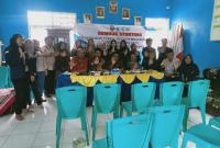 Poto bersama kepala desa beserta yang hadir musyawarah Stunting desa Kalbang 
