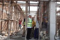 Gubernur Bengkulu Rohidin Mersyah meninjau progres pembangunan sekretariat Graha Insan Cita HMI/KAHMI