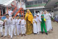 Zizi bersama Guru dan rekan-rekannya.