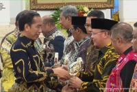 Gubernur Bengkulu menerima penghargaan dari Presiden Jokowi dalam program pengendalian inflasi terbaik di Sumatera.