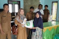 Bantuan pangan untuk ribuan KPM di Mukomuko disalurkan.