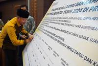 Penandatanganan deklarasi pemilu damai.