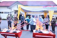  Barang bukti dan barang sitaan dari 62 perkara yang telah berkekuatan hukum tetap dimusnahkan oleh Kejaksaan Negeri (Kejari) Bengkulu di halaman kantor Kejaksaan Negeri Bengkulu, Kamis (16/11).