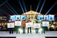 Gubernur Bengkulu, Rohidin Mersyah, menyerahkan penghargaan kepada para pemenang Lomba Desa Wisata Provinsi Bengkulu 2023.
