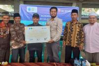 Perwakilan MTXL Axiata, Cartesius Nugroho Victorianto (paling kiri) saat peresmian Air Bersih di Desa Limag Raya Dusun II, Minggu (19/11).