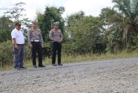 Pemkab bersama kepolisian Polres Mukomuko tinjau titik lokasi rawan Lakalantas, kemarin.