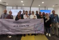 Director & Chief Technology Officer XL Axiata sekaligus Chairman atau Ketua Panitia Pembina Keselamatan dan Kesehatan Kerja (P2K3) XL Axiata, I Gede Darmayusa (Tengah) foto bersama usai menerima Penghargaan Bendera Emas SMK3 (Sistem Manajemen Keselamatan dan Kesehatan Kerja) dari Kementerian Ketenagakerjaan (Kemenaker) Republik Indonesia di Jakarta, pada Rabu (22/11).
