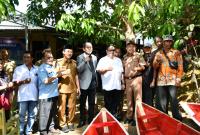 Penyerahan bantuan perahu sampan kepada nelayan di Kota Bengkulu.