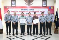 Kakanwil Kemenkumham Bengkulu Serahkan Penghargaan Kabupaten/Kota Peduli HAM.