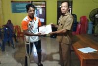 Pepen Efpriadi kades Rena Panjang saat menyalurkan BLT DD kepada KPM.