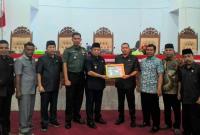 Poto Bersama Wabub,, ketua DPRD, Porkopimda dan Anggota saat Penyerahan Nota Pengantar Raperda dan Pertanggungjawaban APBD Ta.2022