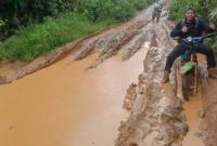 Poto warga saat melintasi jalan ulu Seluma