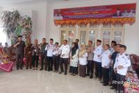 Bupati BU saat mengambil moment Poto bersama Anggota Apdesi beserta undangan lainnya 