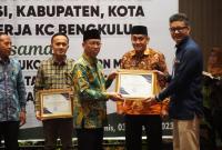 Asisten III Setda Provinsi Bengkulu Nandar Munadi terima penghargaan dan hadir pada Rekonsiliasi Iuran Wajib Pemda Provinsi dan Kabupaten/Kota Wilayah Kerja Kantor Cabang BPJS Kesehatan Bengkulu, di ballroom, Kamis (03/08).