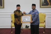 Terima Piagam Penghargaan dari Ombudsman RI Perwakilan Bengkulu, Rabu (22/02).