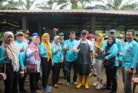 Gubernur Bengkulu Rohidin Mersyah Lakukan Vaksinasi PMK secara massal bekerjasama dengan Pengda Kagama Bengkulu di Kabupaten Seluma, Rabu (22/2).